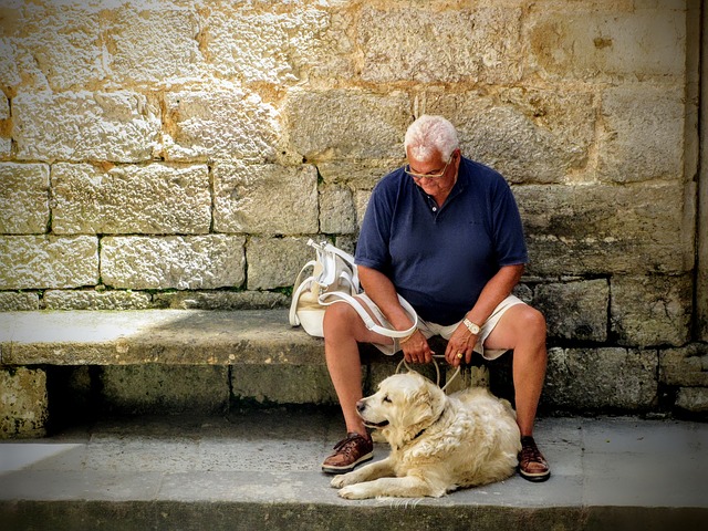 starý muž se psem