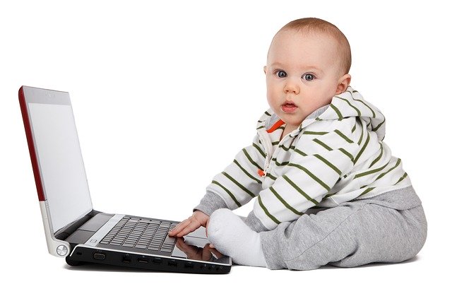 dítě s počítačem (začínáme se učit už v dětství)