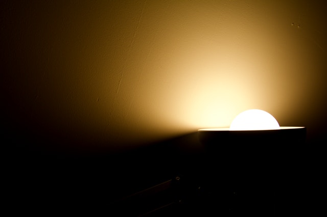 Rozzářená žárovka v lampě